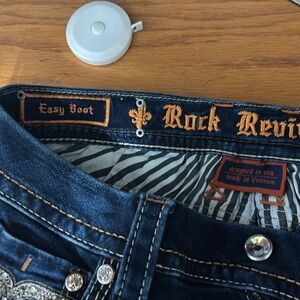 Rock Revival Women’s Betty Blue Jeans
32” Inseam
18” Opening
Easy Boot